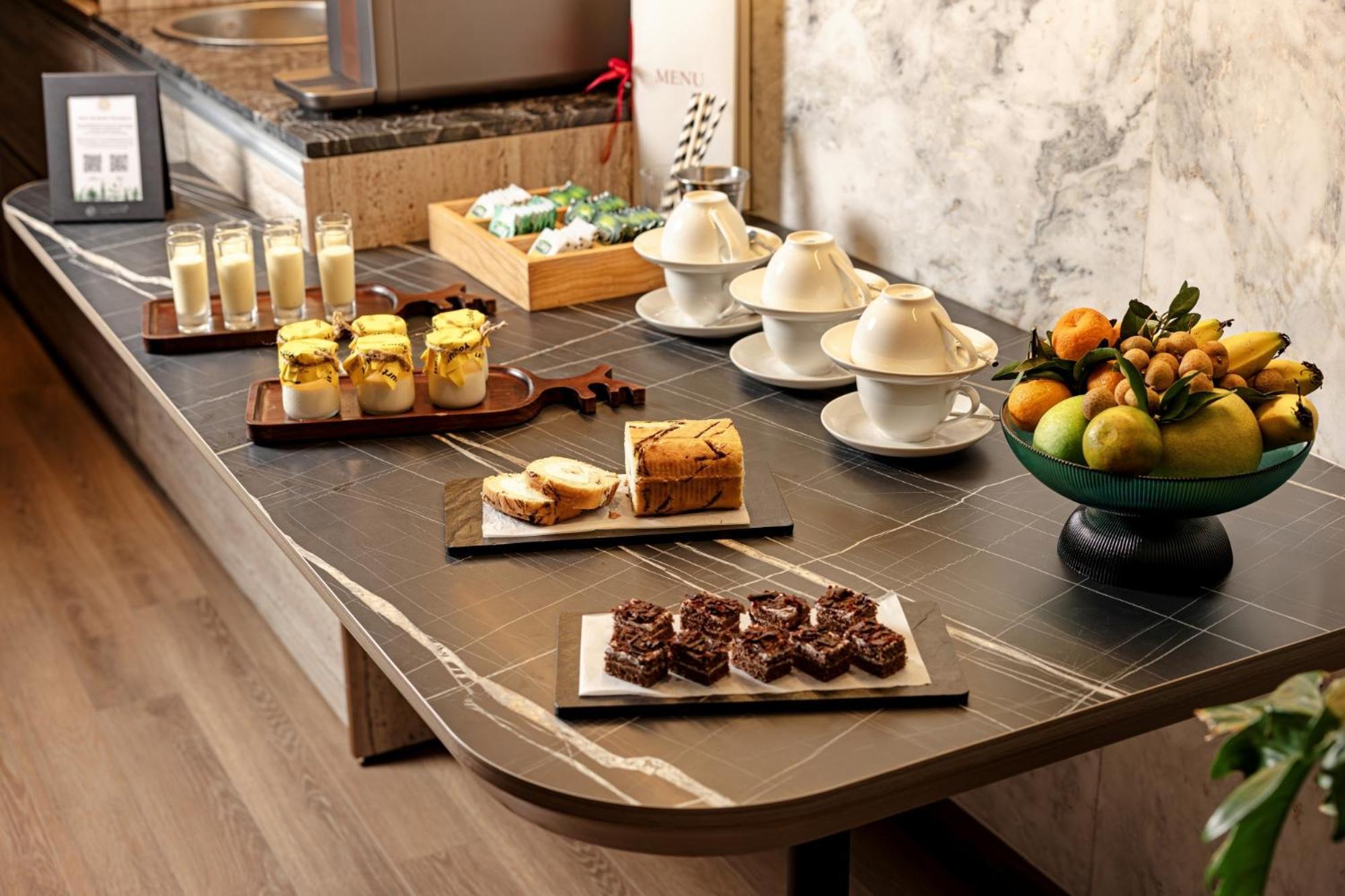La Siesta Classic Hang Thung Hanoi Exterior foto A buffet with a selection of desserts